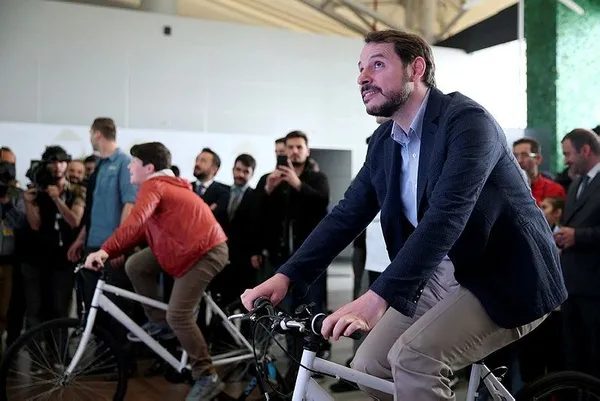 Bakan Albayrak, oğlu ile bilek güreşi yaptı-1