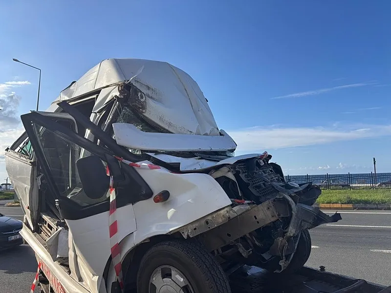 Trabzon'da can pazarı! Trafik ışıklarında bekleyen minibüse TIR çarptı: Çok sayıda yaralı var (DHA)
