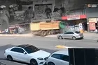 Pendik'te kontrolden çıkan hafriyat kamyonu eczaneye daldı: 7 kişi yaralandı