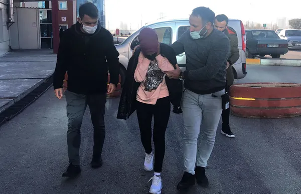 tum-sehir-onu-ariyordu-kaybolan-esra-kent-merkezinde-bulundu-1636705715619.jpg Tüm şehir onu arıyordu! Kaybolan Esra kent merkezinde bulundu-5