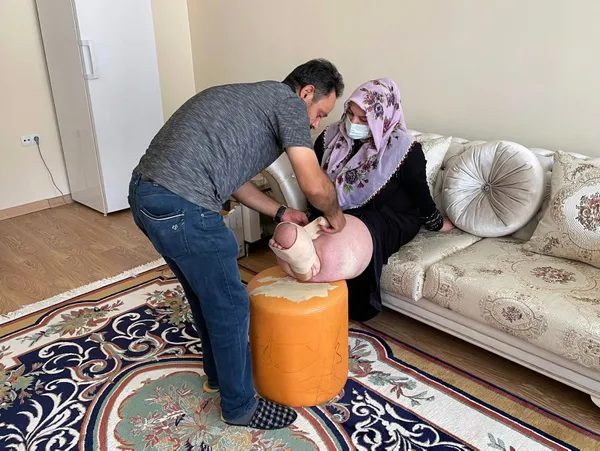bundan-21-yil-once-fil-hastaligina-yakalanan-2-cocuk-annesi-ayse-bolatin-tek-istegi-corap-ve-ayakkabi-giyip-cocuklariyla-disariya-cikmak-istiyor-1628412570745.jpg Bundan 21 yıl önce fil hastalığına yakalanan 2 çocuk annesi Ayşe Bolat'ın tek isteği çorap ve ayakkabı giyip çocuklarıyla dışarıya çıkmak istiyor-3