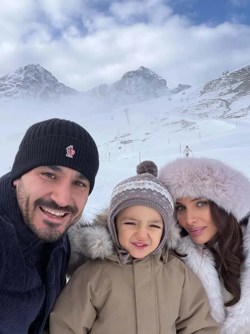 ilkay-gundogan-ve-sara-arfaouinin-ucuncu-bebekleri-dunyaya-geldi-1776759692337.jpg İlkay Gündoğan ve Sara Arfaoui’nin üçüncü bebekleri dünyaya geldi-5