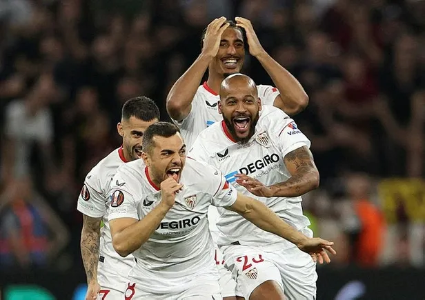 uefa-avrupa-liginde-sevilla-firtinasi-7-kez-kupayi-kazandilar-1685571630873.jpeg UEFA Avrupa Ligi'nde Sevilla fırtınası! Roma'yı devirdiler, 7. kez kupayı kazandılar-5