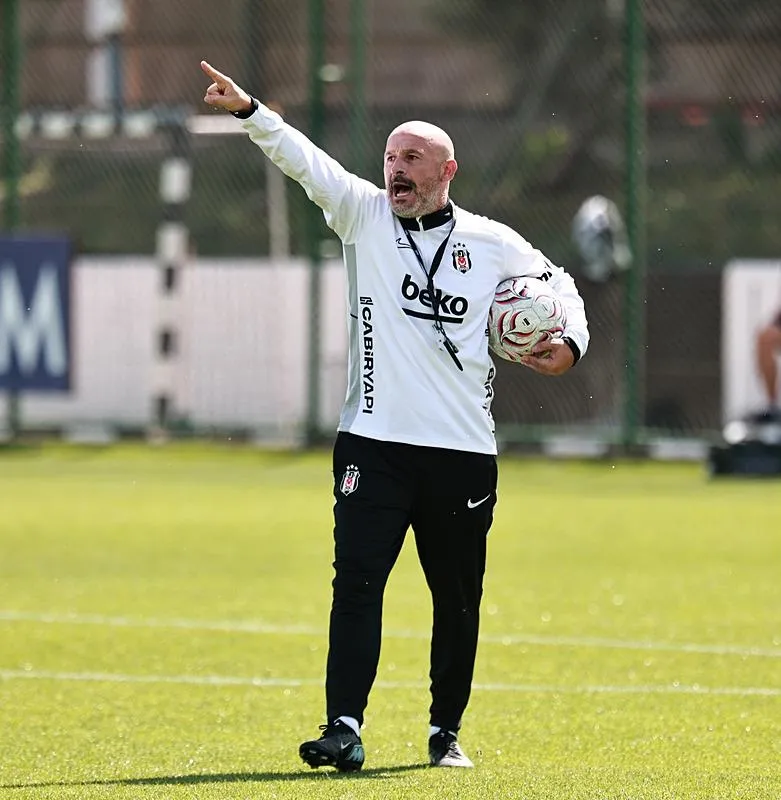 nubel-trossard-vlahovic-geldi-besiktasta-toplu-degisim-1789041395847.jpeg Beşiktaş'ta üç transfer döneminde kadro baştan sona değişti! 10 yeni transfer onlarca ayrılık-6