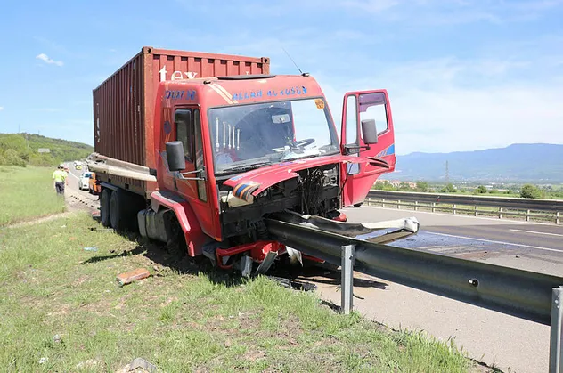 Kontrolden çıktı bariyerlere ok gibi saplandı! Bolu'da feci kaza