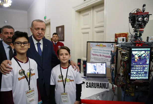 Başkan Erdoğan Manisa'da öğrencilerin projelerini inceledi-1