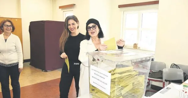 Türkan Şoray, oy kullandığı okulda hayranlarıyla fotoğraf çektirdi