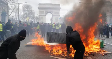 Fransada sarı yelekliler yeniden Paris sokaklarında Sarı yelekliler kimdir son dakika haberleri
