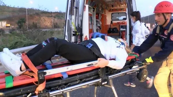 İstanbul Kuzey Marmara Otoyolu'nda feci kaza: Araç hurdaya döndü! Otomobilde sıkışan kadını itfaiye kurtardı-6