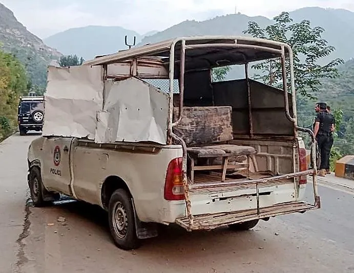 Pakistan’da diplomatları taşıyan araç konvoyu el yapımı bir patlayıcıyla hedef alındı: Ölü ve yaralılar var-3