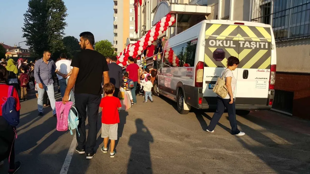 1786832809130.jpeg Özel okul servislerinde fahiş fiyat tepkisi: Fatura 250 bin TL'yi buldu-6