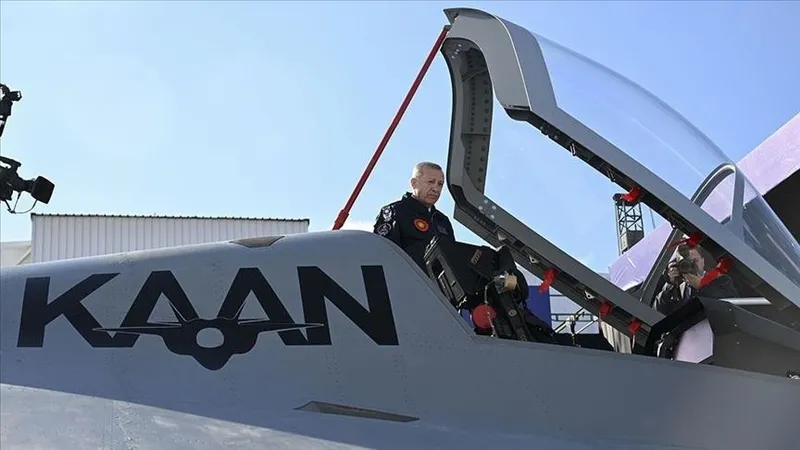 Başkan Erdoğan ve Milli Muharip Uçak KAAN (AA)
