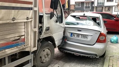 kagithanede-korku-dolu-anlar-sofor-kamyonetiyle-otomobil-arasinda-sikisti-1709035229499.jpeg Kağıthane'de korku dolu anlar: Şoför kamyonetiyle otomobil arasında sıkıştı-5