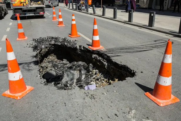 iski-borusundan-sizan-su-yolda-cokmeye-neden-oldu-1593353134770.jpg İSKİ borusundan sızan su yolda çökmeye neden oldu-3