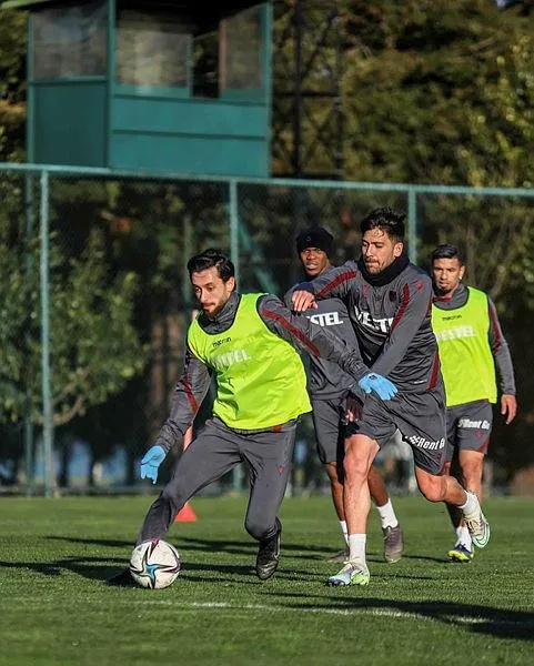 trabzonspor-kadikoydeki-derbide-sonuca-iki-yildizi-ile-gitmeyi-planliyor-1646517019093.jpeg Trabzonspor Kadıköy'deki derbide sonuca iki yıldızı ile gitmeyi planlıyor-5