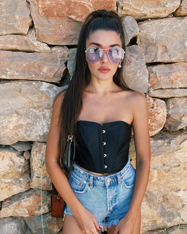 Hande Erçel paraları yok gibi bikinilerine saçıyor bir ailenin geçimi fiyatına! Bikiniye bu kadar verilir mi Hande?-3