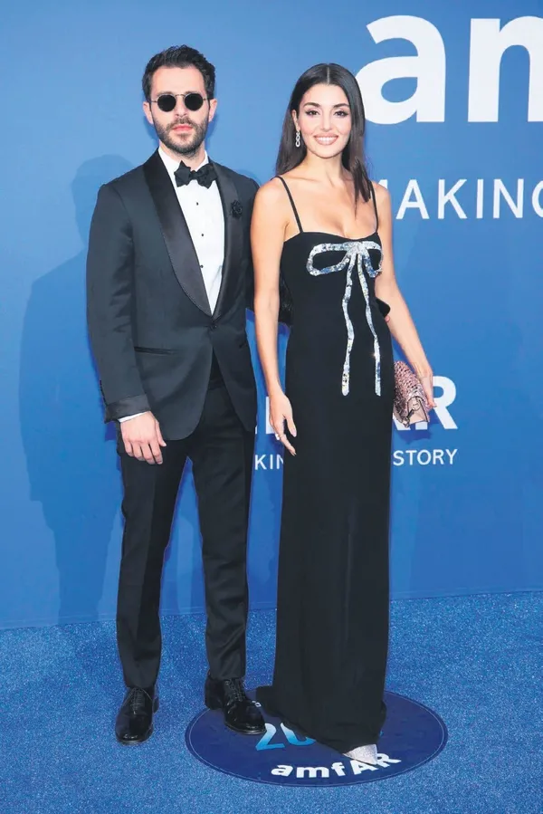 cannes-film-festivalinde-hande-ercel-ruzgari-esti-hakan-sabanci-megerse-bir-grup-guzel-ile-1685132442702.jpeg Cannes Film Festivali'nde Hande Erçel ile Hakan Sabancı rüzgarı esti: Hakan Sabancı meğerse bir grup güzel ile...-2