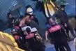 İzmir’de skandal olay! Kavgayı ayıran polise saldırıp kafa attı