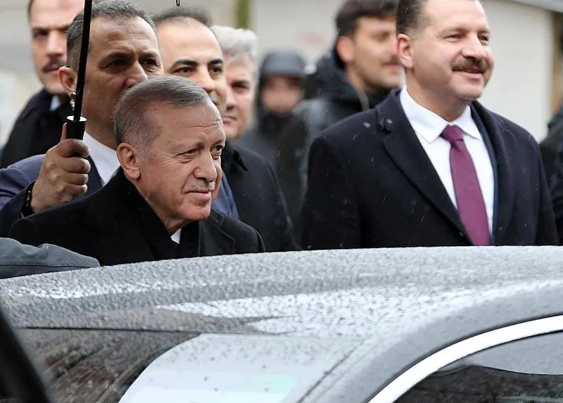 Başkan Recep Tayyip Erdoğan, cuma namazını Balıkesir'deki Zağnos Paşa Camisi'nde kıldı. Erdoğan, cami çıkışı vatandaşları selamladı. (AA)