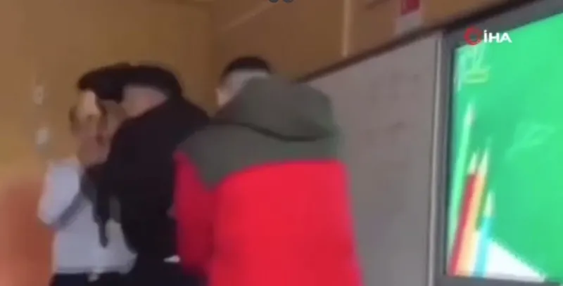 1709046201143.jpeg Yine TikTok yine skandal | İzmir'de öğretmenin karşısında oynayıp video çektiler! "Gençlik nereye gidiyor?"-4