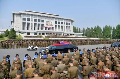 Kim Jong-Un mezarına elleriyle toprak attı! Kuzey Kore’de on binlerin katıldığı tören