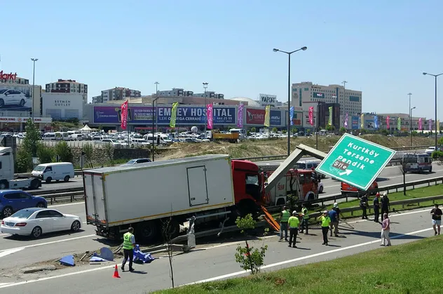 TEM'de feci kaza! Kamyon bariyerlere girdi, trafik kilitlendi