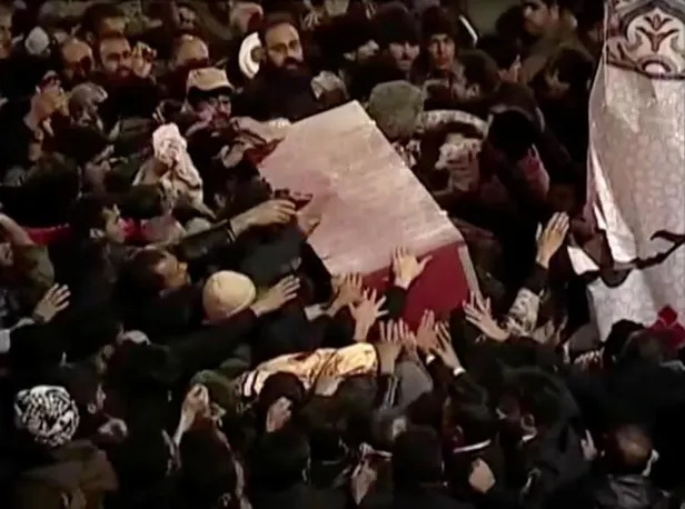 Son dakika: İran ABD üslerini balistik füzelerle vurdu! ABD uçakları peş peşe havalandı-10