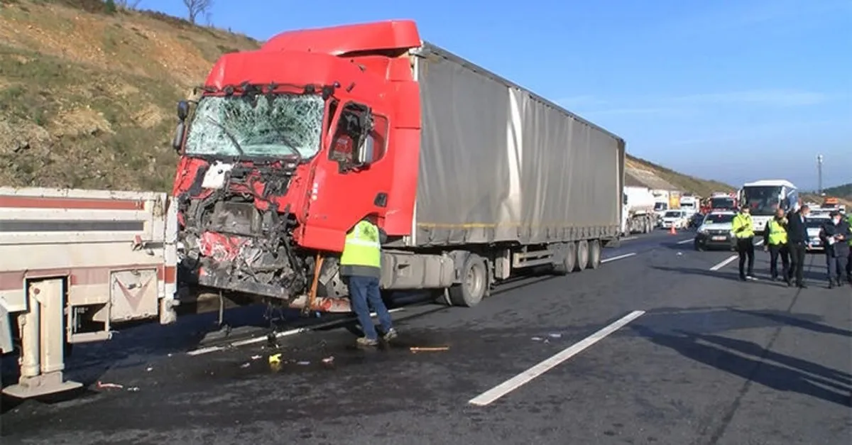 Son Dakika Istanbul Cekmekoy De Tir Otobuse Carpti Yaralilar Var Takvim