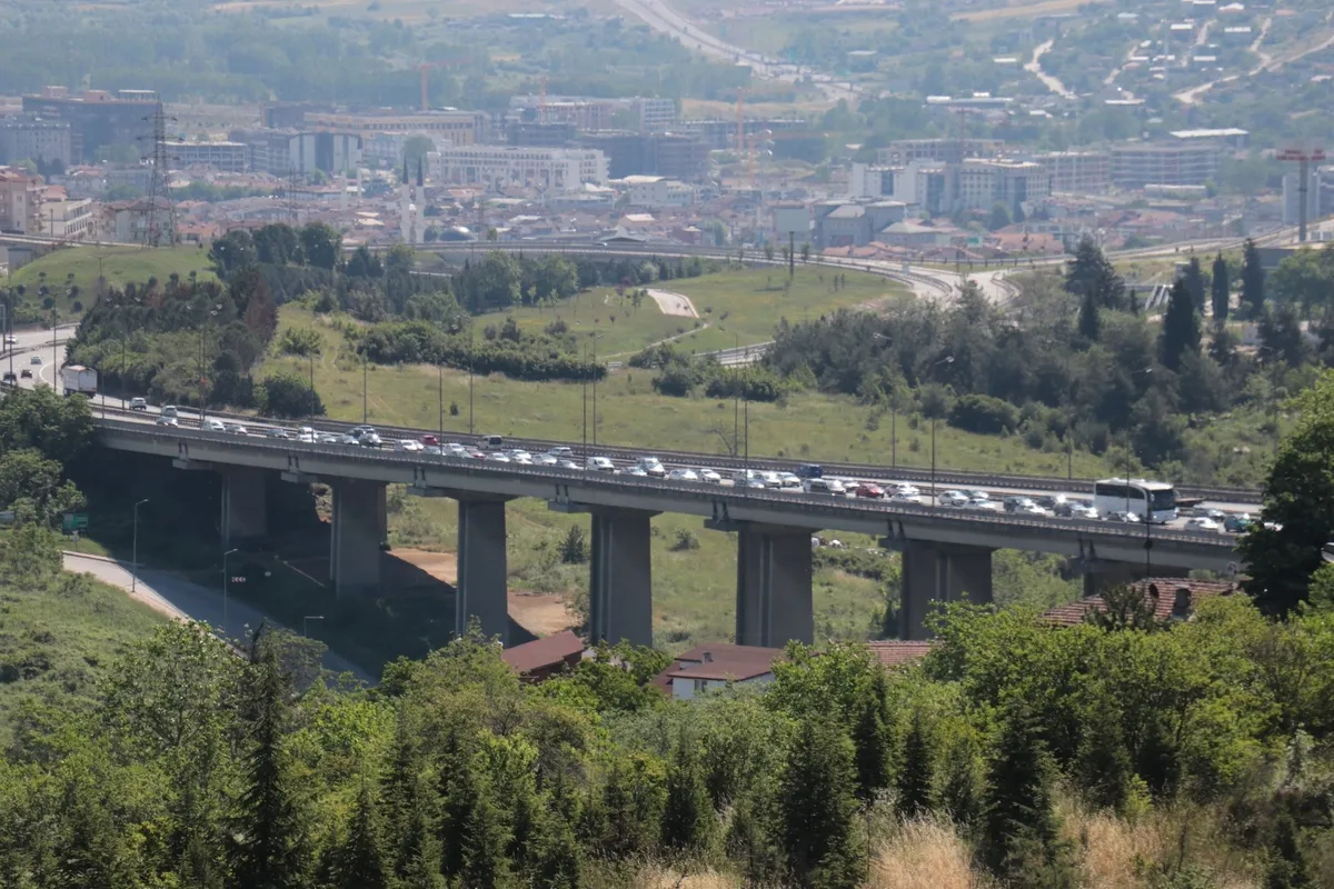 tatil-bitti-donus-cilesi-basladi-otoyollarda-yogun-trafik-1780126046863.jpeg Tersine göç başladı! Bayram tatilcileri dönüş yolunda: İstanbul yönünde yoğunluk oluştu-3