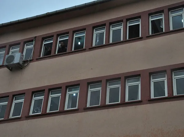 sinif-arkadasiyla-tartisti-4uncu-kattan-atladi-lisede-korkunc-olay-1578487618015.jpg Sınıf arkadaşıyla tartıştı 4'üncü kattan atladı! Lisede korkunç olay-2