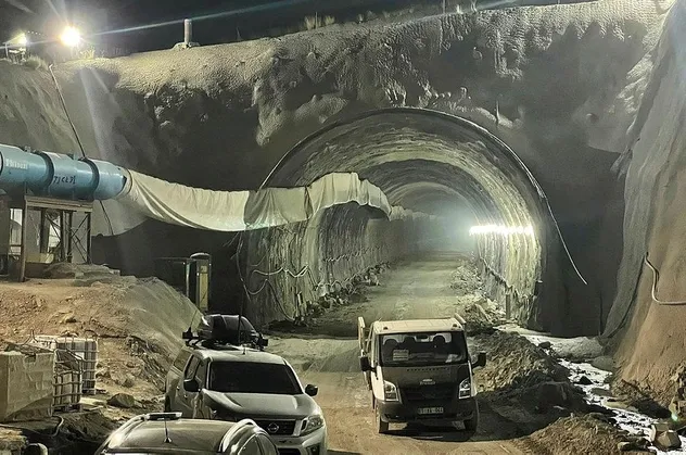 Van-Hakkari kara yolunda inşaat çalışmaları süren tünelde göçük meydana geldi!