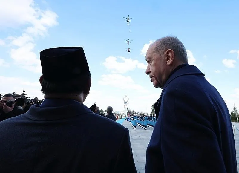 Türk ve Endonezya bayrakları taşıyan 3 Gökbey helikopteri Cumhurbaşkanlığı Külliyesi çevresinde gösteri uçuşu yaptı. (AA)