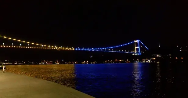 Fenerbahçe Beko'nun şampiyonluğunun ardından İstanbul'daki köprüler sarı-laciverte boyandı