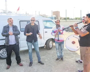 Adnan Oktar davası başladı! Mahmut Alan mahkeme önünde davul zurna çaldırdı