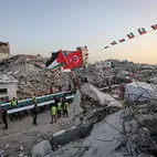 Enkazlarda iftar sofrası