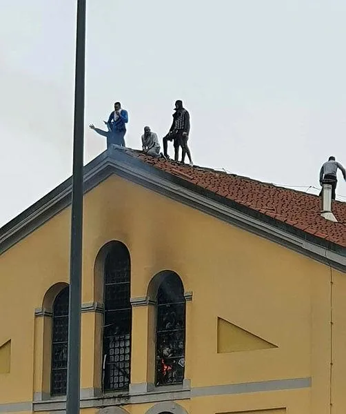 italyada-hapishanelerde-koronavirus-ayaklanmasi-mahkumlar-isyanda-oluler-var-1583770159695.jpeg İtalya'da hapishanelerde koronavirüs ayaklanması! Mahkumlar isyanda! Ölüler var-2