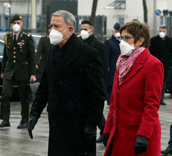 Milli Savunma Bakanı Hulusi Akar'ın Alman mevkidaşı ile görüşmesinde dikkat çeken İHA detayı-7