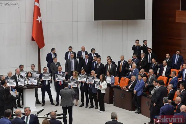 PKK sokakları DEM Parti Meclis'i karıştırdı! Kavga dövüş kürsüyü işgal ettiler | AK Parti'den "Meclis'te PKK istemiyoruz" sloganları - 12