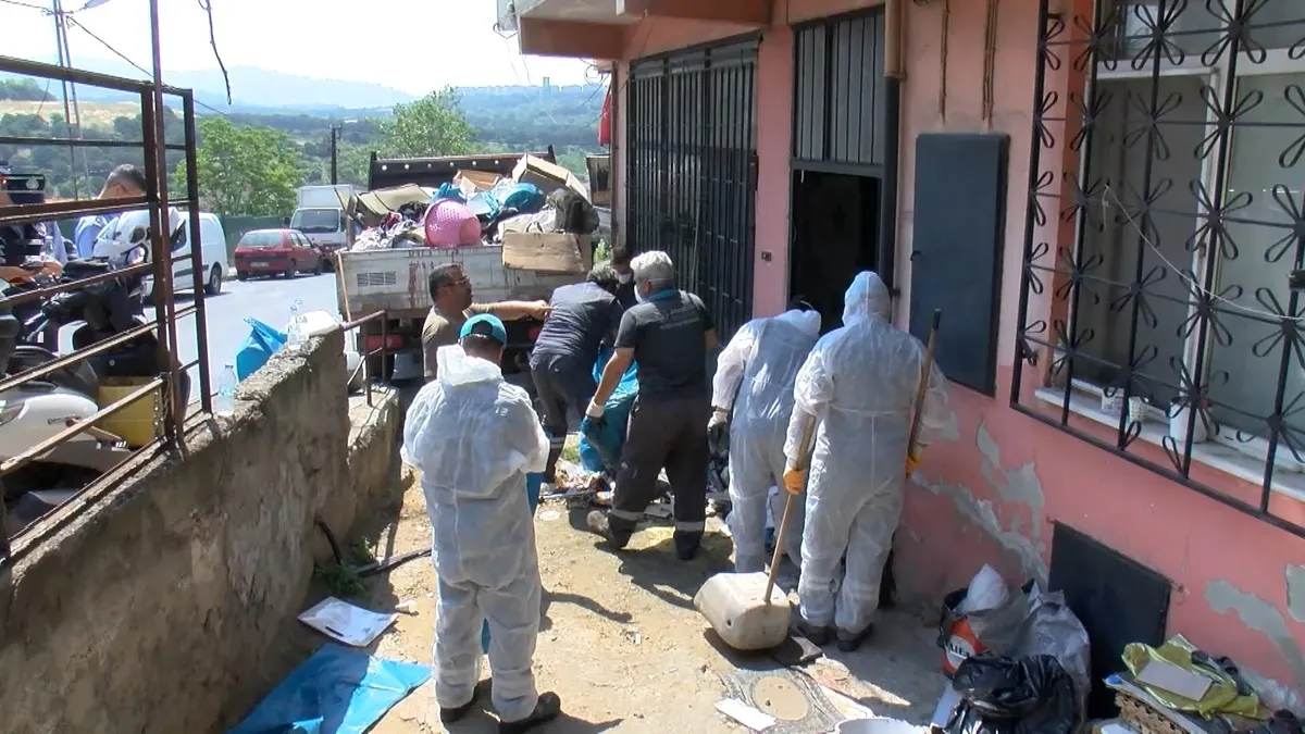 atasehirde-cop-ev-alarmi-daireden-5-kamyon-cop-cikti-1780749033241.jpeg Ataşehir’de çöp ev alarmı: Daireden 5 kamyon çöp çıktı-5