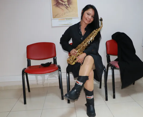 adana-buyuksehir-belediyesinin-tek-kadin-muzisyeni-genclere-alto-sakso-egitimi-veriyor-1608014409131.jpg Adana Büyükşehir Belediyesi'nin tek kadın müzisyeni gençlere alto saksafon eğitimi veriyor-4