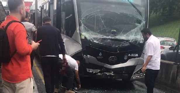 İstanbul'un toplu taşıma çilesi bitmiyor! Metrobüsler peş peşe kaza yaptı