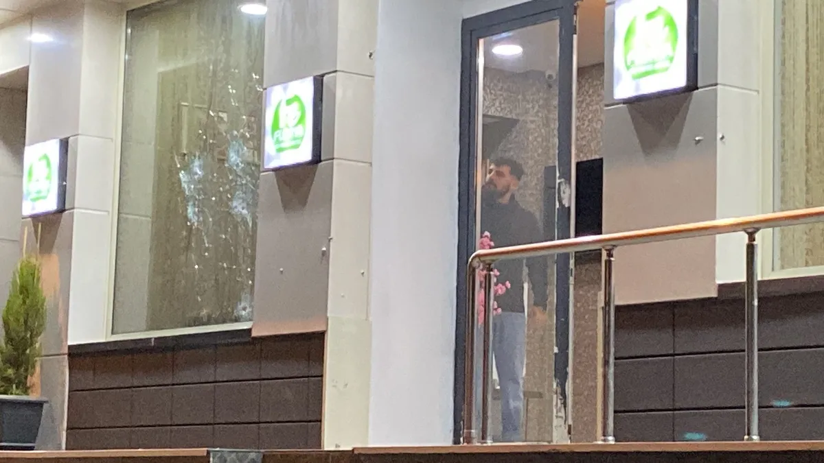 Küçükçekmece'de bir otele uzun namlulu silahlarla saldırı! Kurşunlar yolcu dolu metrobüse isabet etti!