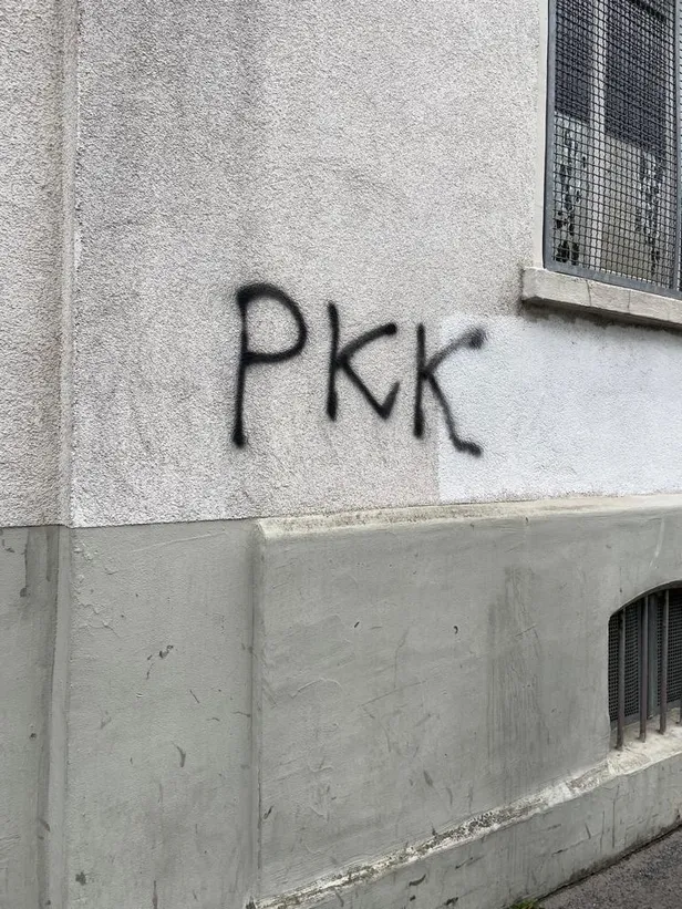 Almanya'da PKK yandaşlarından kalleş saldırı! Cami duvarına yazı yazdılar-3