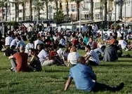 İzmirde şoke eden görüntü: Kordonboyunda sosyal mesafe hiçe sayıldı vatandaşlar halay çekti!