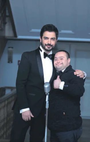 Yusuf Güney "Duydun Mu?"nun klibinde Down sendromlu bir gençle kamera karşısına geçti