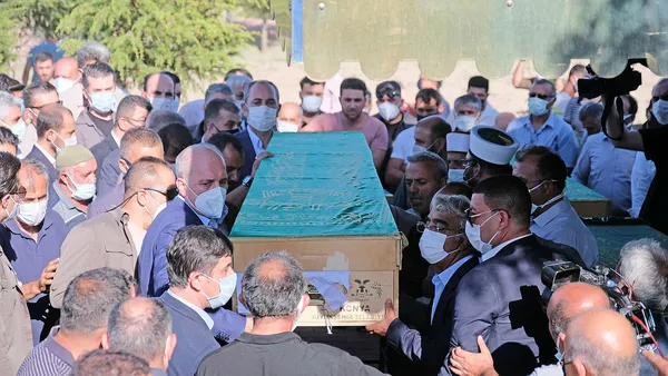 son-dakika-adalet-bakani-abdulhamit-gul-konyada-taziye-evinin-onunden-onemli-aciklamalarda-bulundu-1627749706432.jpg Son dakika: Adalet Bakanı Abdülhamit Gül, Konya'da taziye evinin önünden önemli açıklamalarda bulundu-3