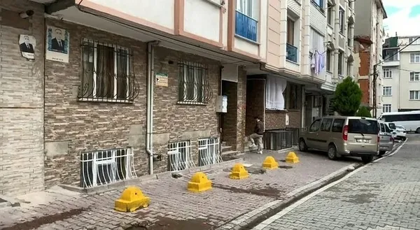 esenyurtta-bebegini-poset-icerisinde-sokaga-atan-anne-ile-anneanne-tutuklandi-1699646004380.jpg Bebeğini poşete koyup sokağa atmıştı! Anne ve anneanne tutuklandı | Cani anneden skandal savunma: Kasten öldürmedim-2