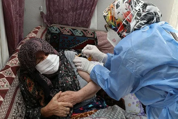 Avrupa’da son tercih Türkiye’de baş tacı: 90 yaş ve üzeri vatandaşlar için evde aşılama başladı-2