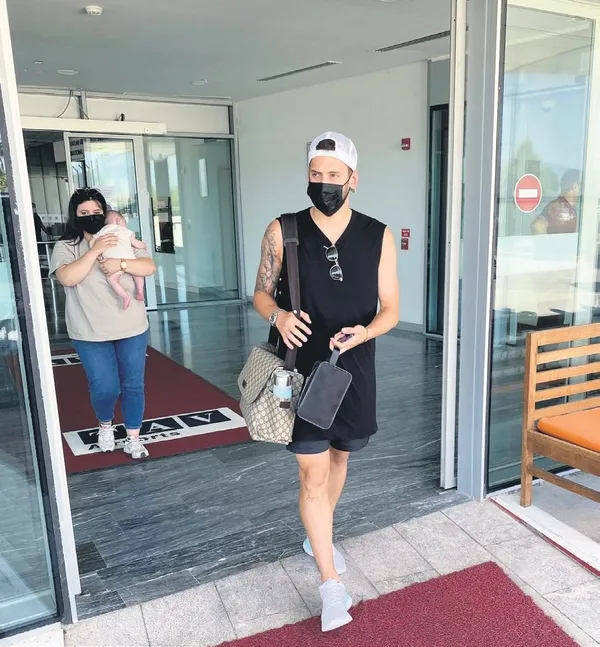 Milan'dan İnter'e 5 milyon euro'ya transfer olan Hakan Çalhanoğlu, tatil için ailesiyle Bodrum'a gitti-5