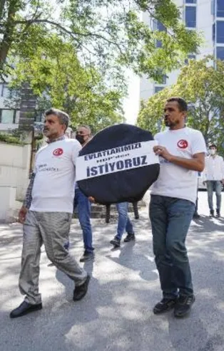 Çocukları PKK tarafından kaçırılan Diyarbakır ailelerinden Ankara'da HDP'ye siyah çelenk